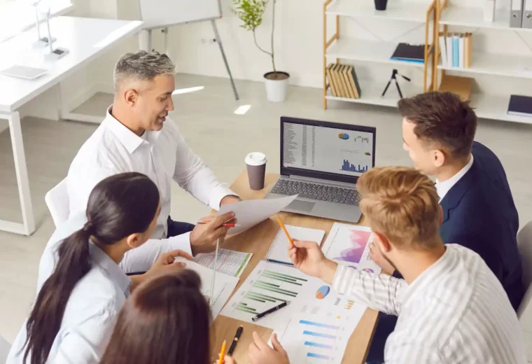 équipe finance qui utilise des outils d'intelligence artificielle